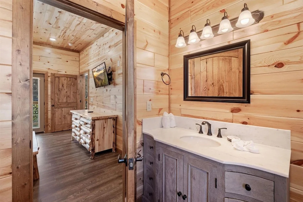 Smokey Treats 5 Bedroom Cabin by RedAwning