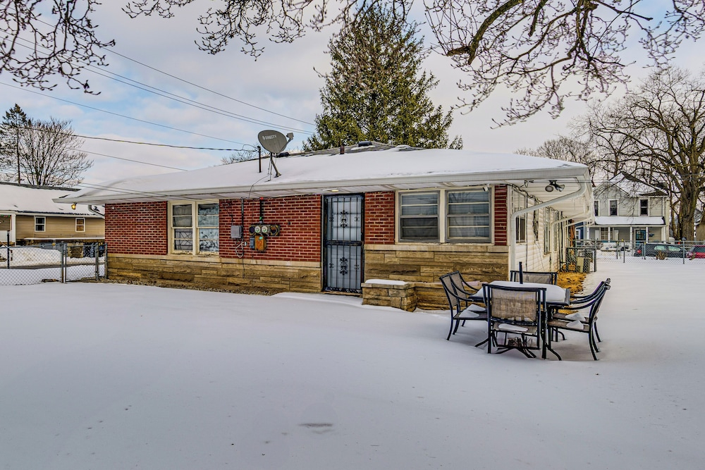 1 Mi to Butler! Family-friendly Indianapolis Home