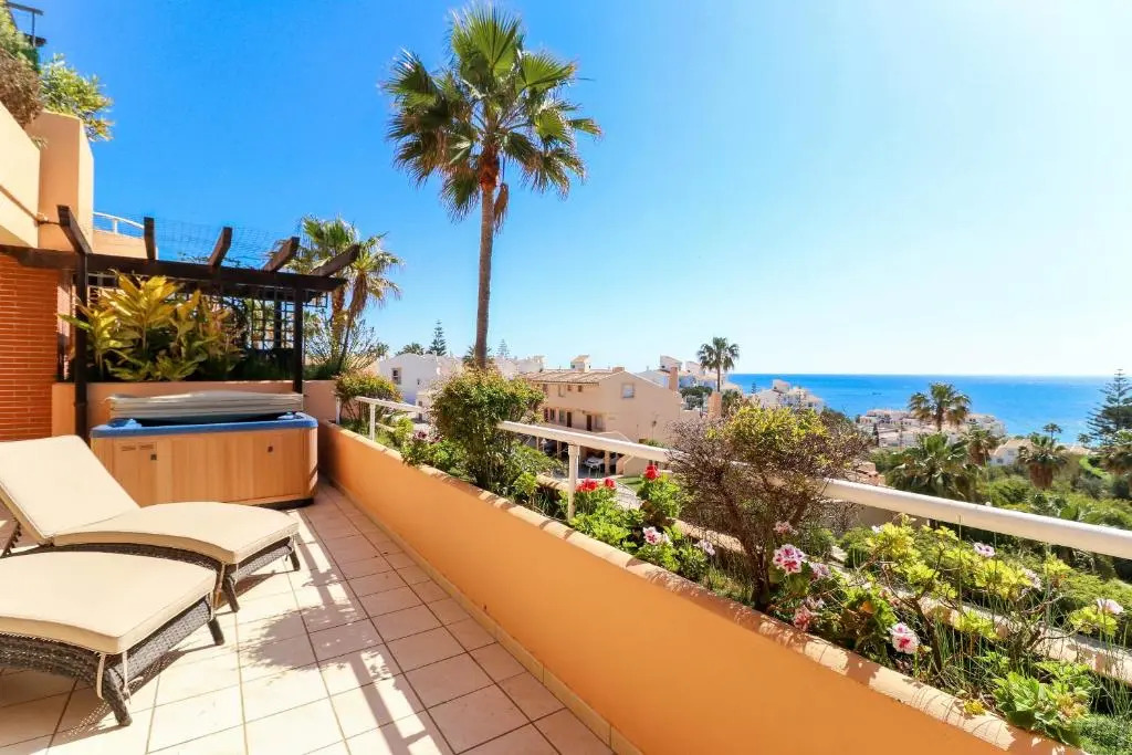 Luxury 2BR Condo B3 by Rafleys, Panoramic Sea Views, 7 mins Walk to the Beach
