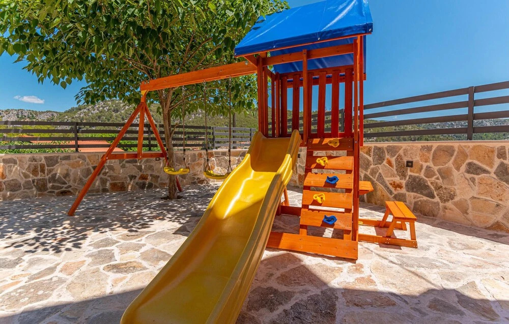 3 Bedroom Cozy Home In Skradin