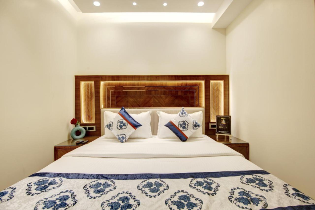 OYO 11325 Hotel Superb