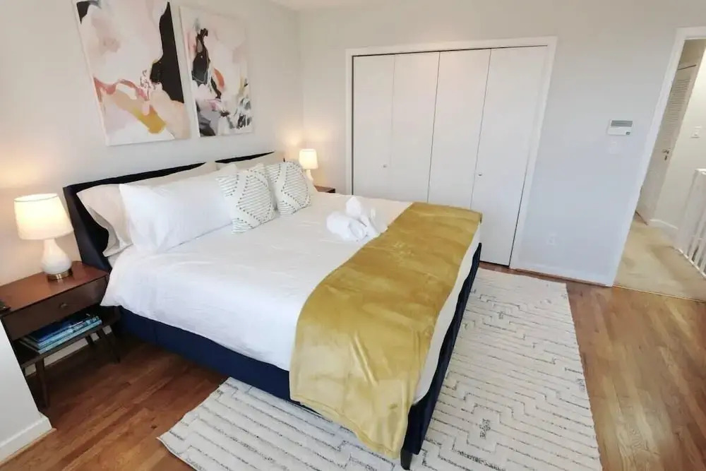 Penn & Ten- Spacious Capitol Hill Rowhouse