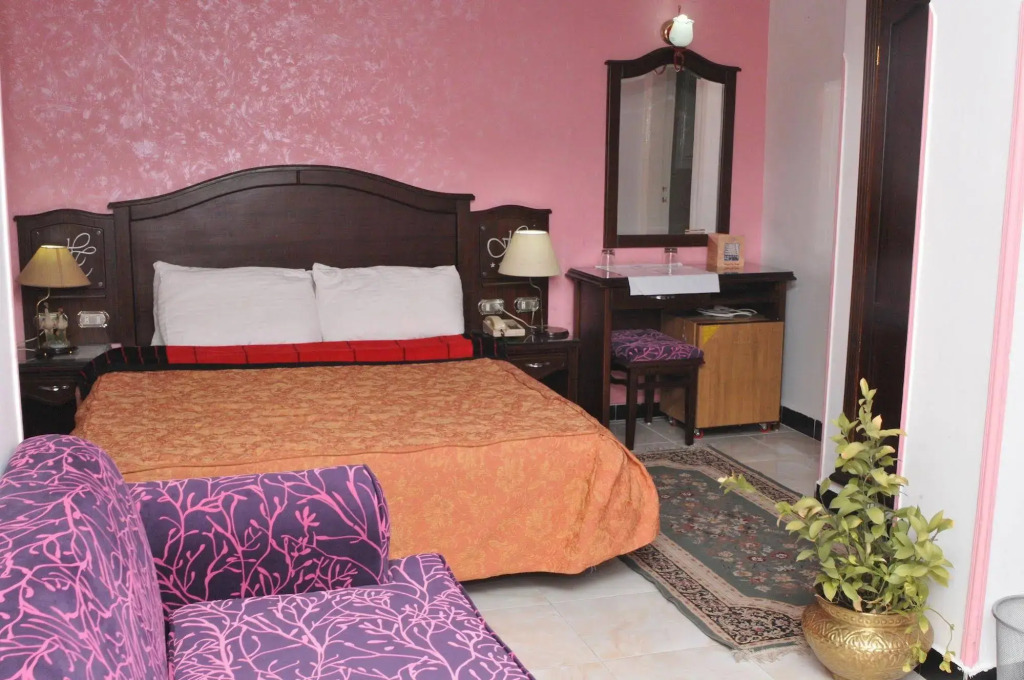 Happy City Hotel