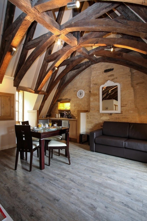 Le Grenier du Chapitre son loft avec les poutres et lappartement une chambre sans les poutres