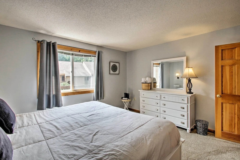 Lincoln Condo w/ Balcony - 6 Mi to Loon Mtn!