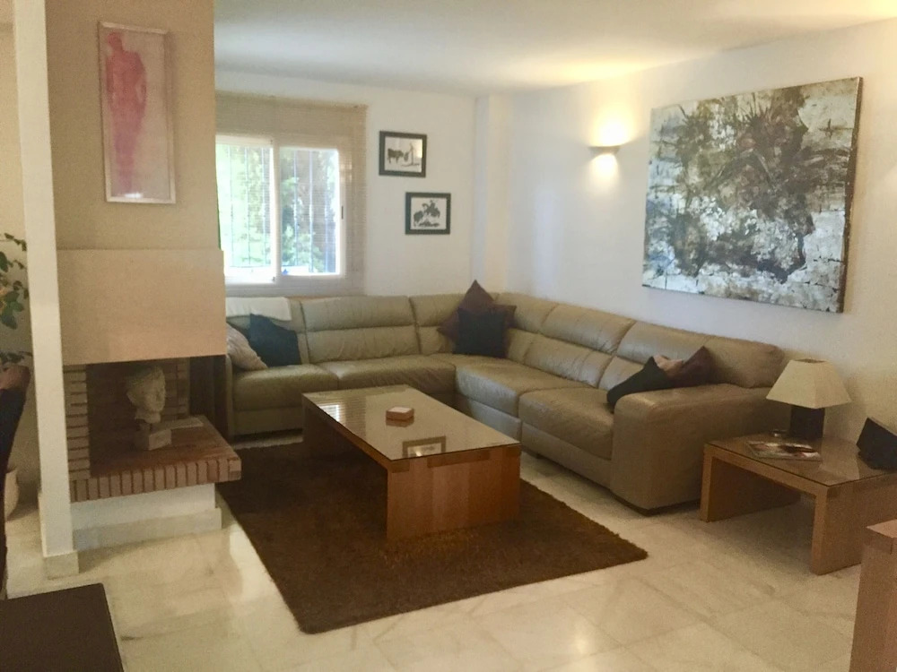 Lovely, Well Appointed Spanish Townhouse