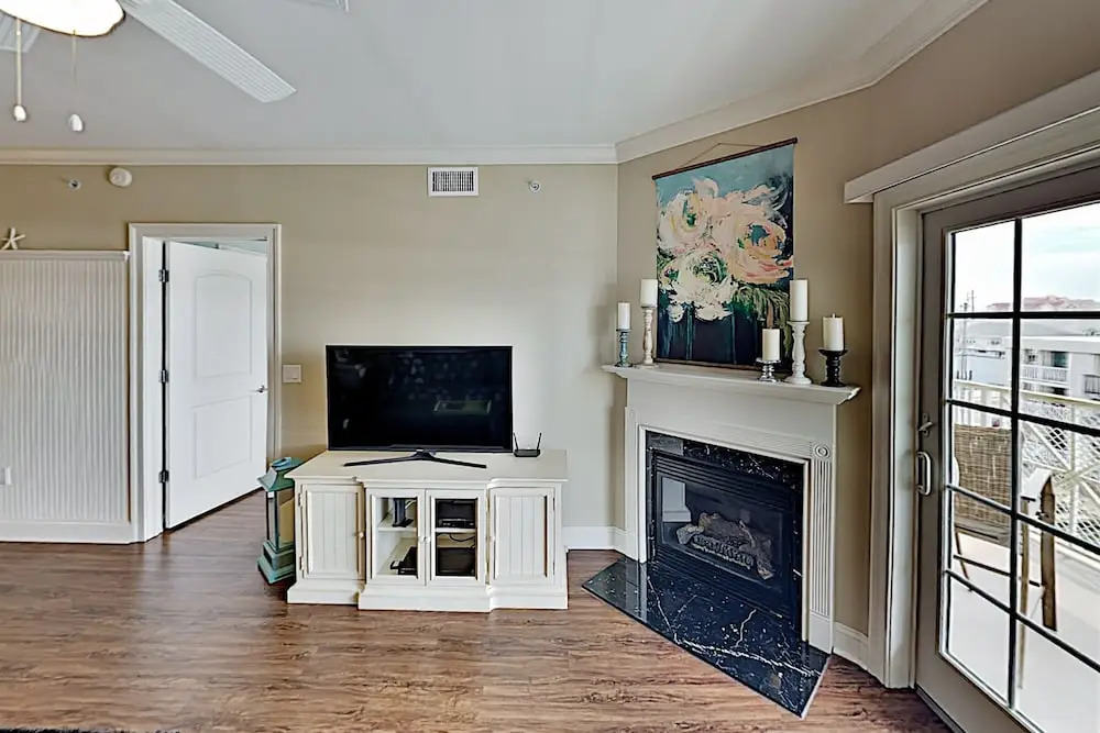 Lovely Waterfront W/ Balcony - Near Beach! 3 Bedroom Condo