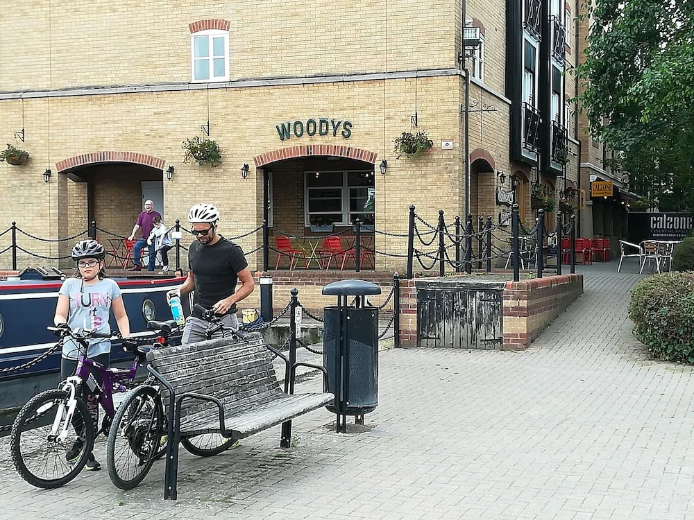 Canalside Chic Your London Escape Starts Here! Wifi and Airport Transfers
