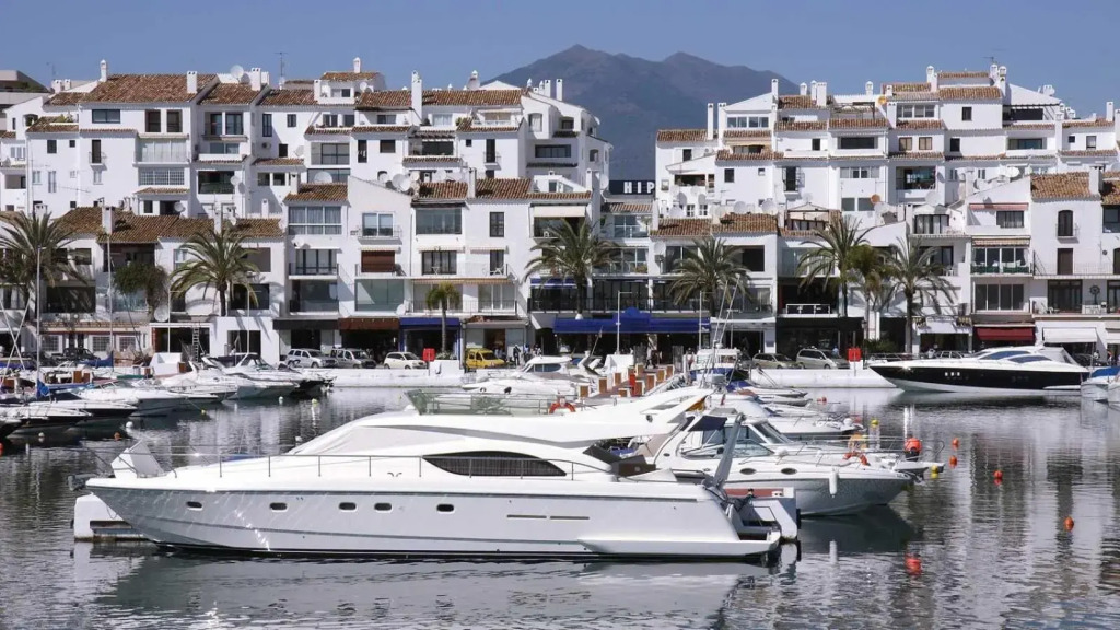 First Line P. Banus Sleeps 4