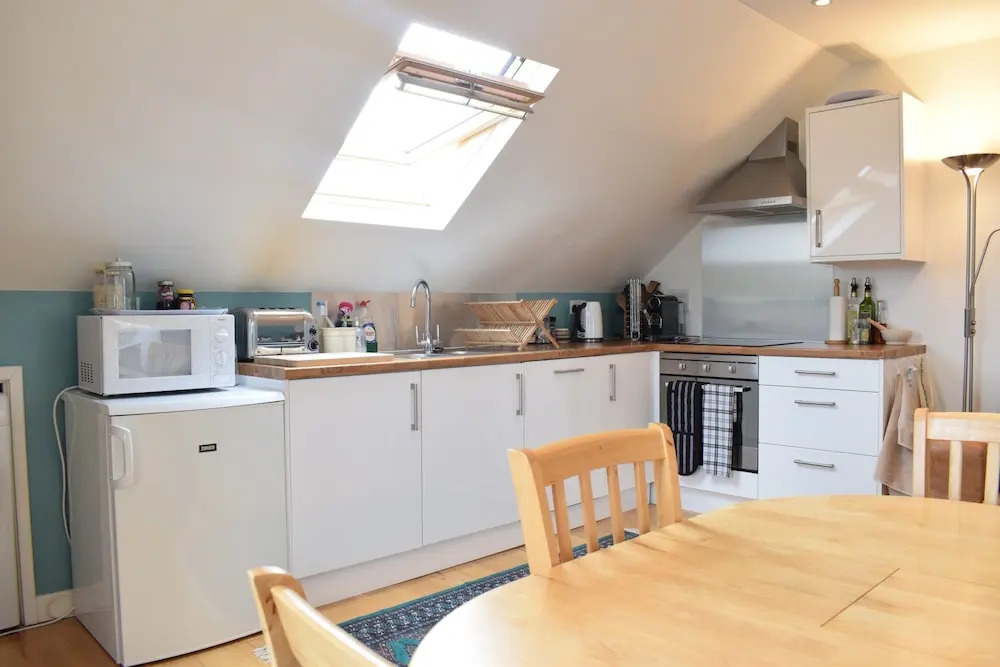 Modern 2 Bedroom Maisonette
