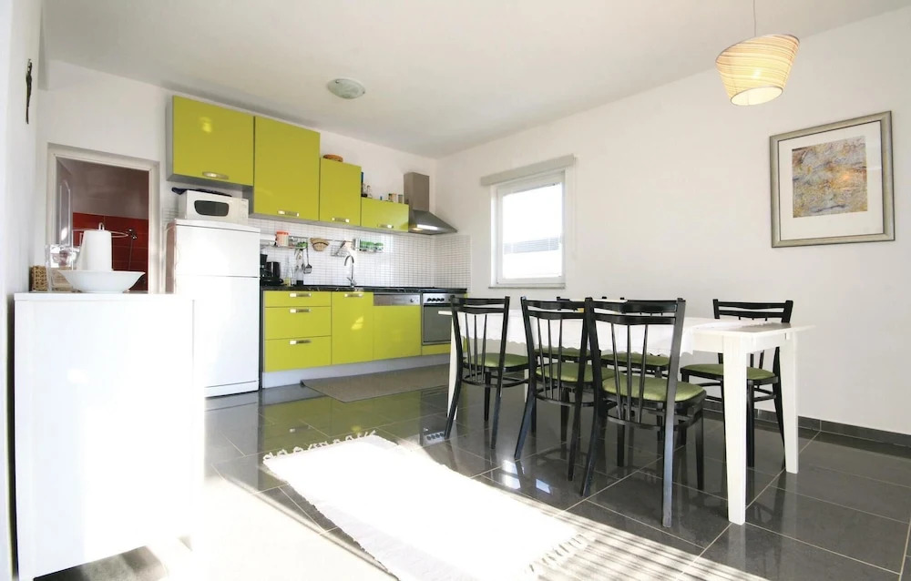 Awesome Home in Drinovci With Wifi and 5 Bedrooms