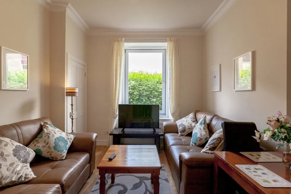 1 Bedroom Traditional Leith Flat