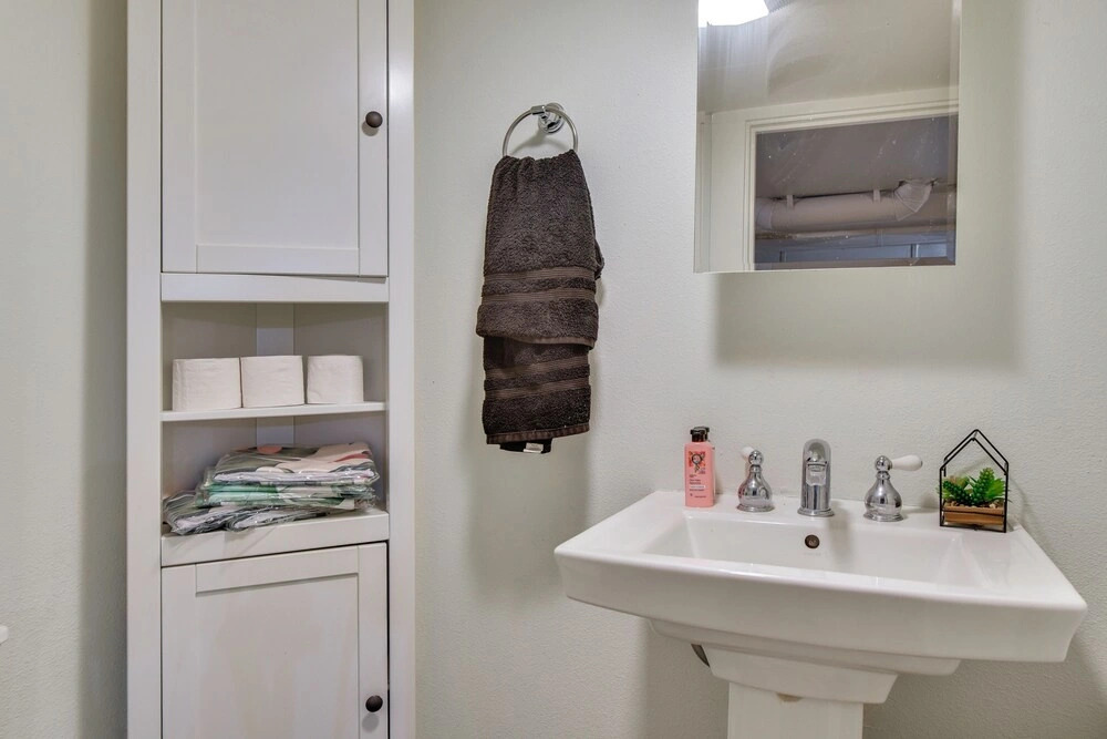 Main Street Retreat! Urban Cottage in Vancouver