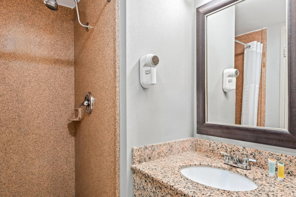Travelodge by Wyndham Bloomington