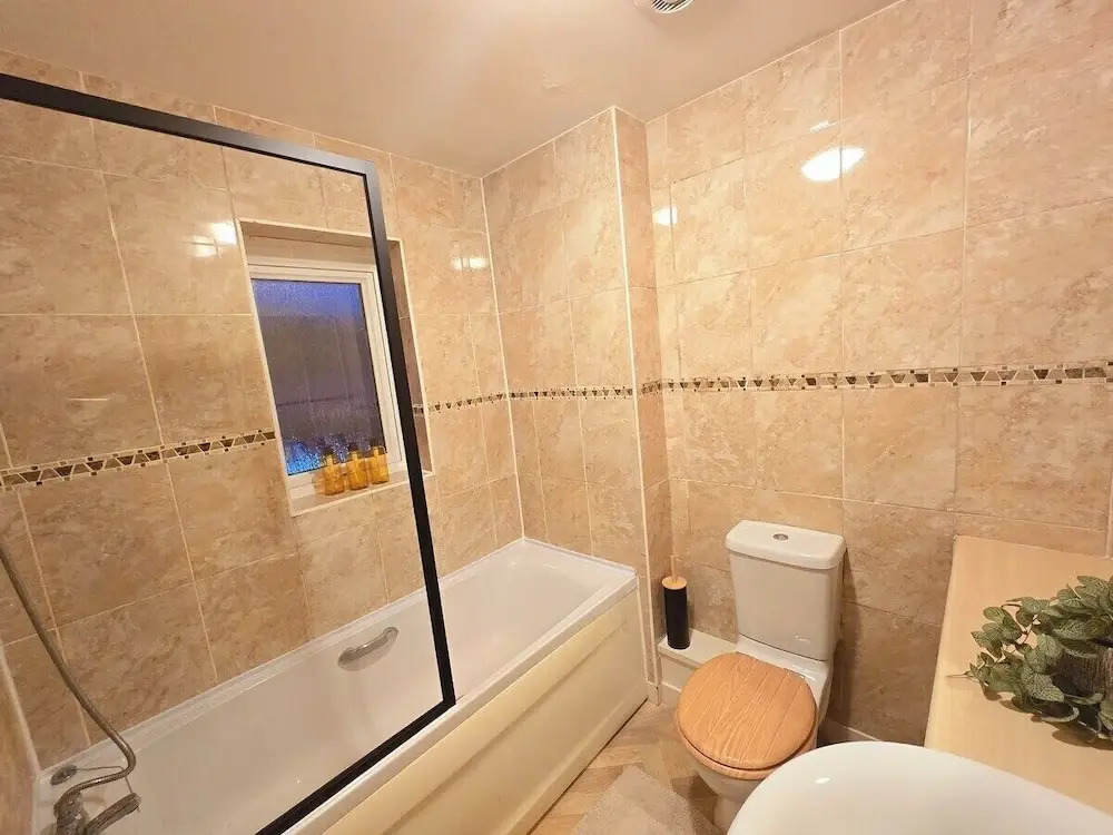 Bright 4-bed Swansea Getaway With Parking