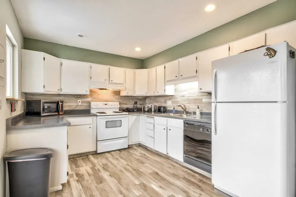 2brclose To Hiking & Garden of Godsbose Surround Sound Pet-friendly