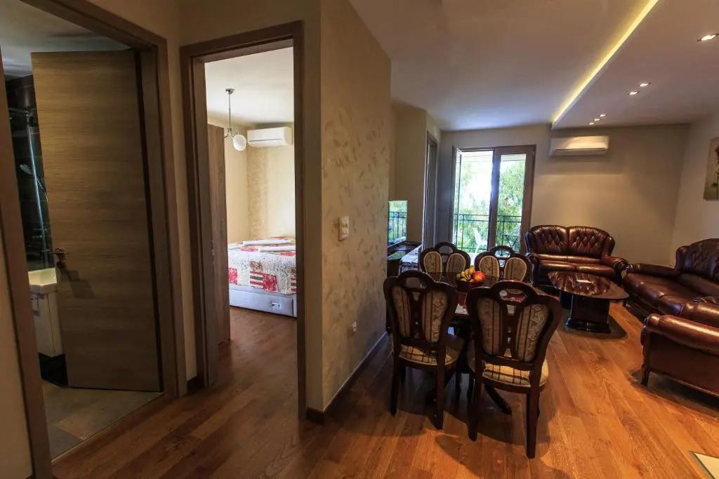 De Lux Apartments