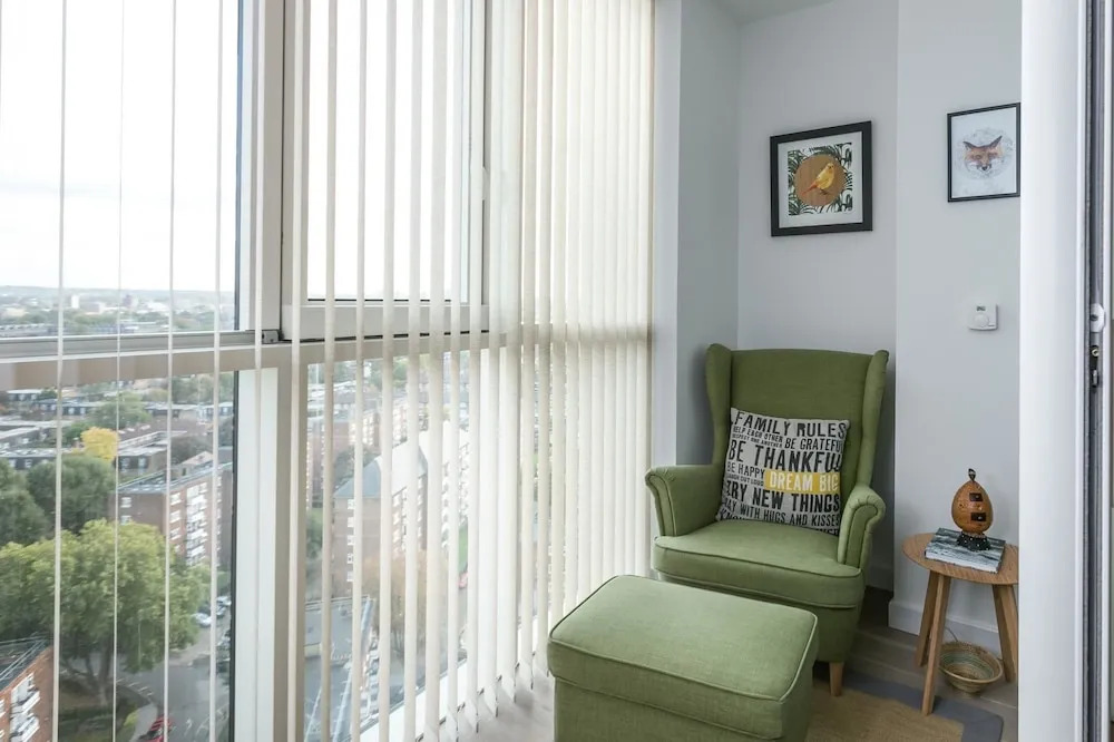 Bright 1 Bedroom Flat with Amazing Rooftop!