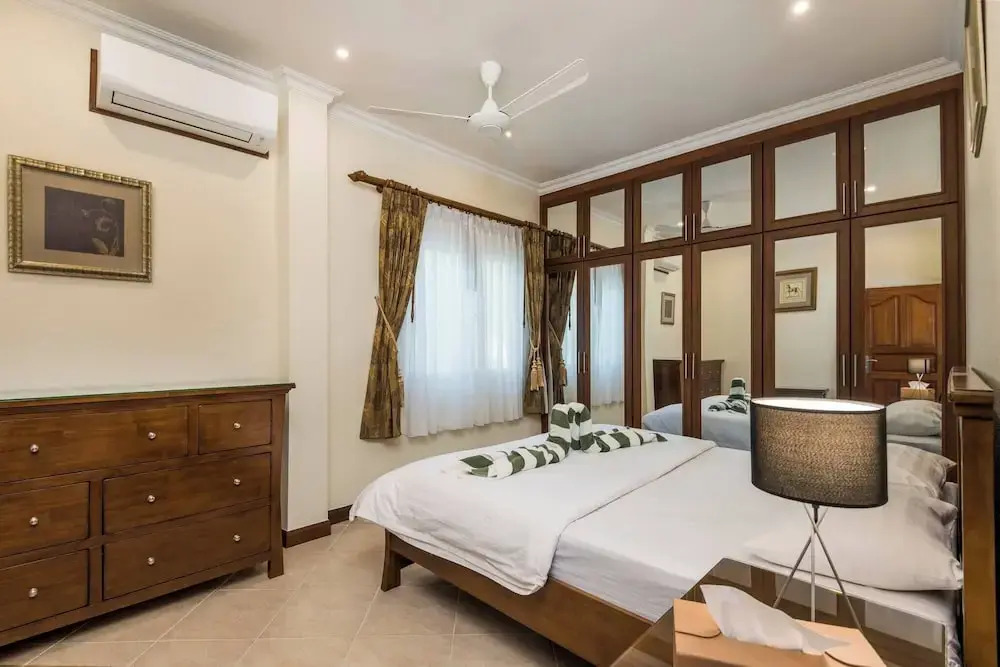 Luxury 3BR Pool Villa Pratamnak Soi5-50m to Beach