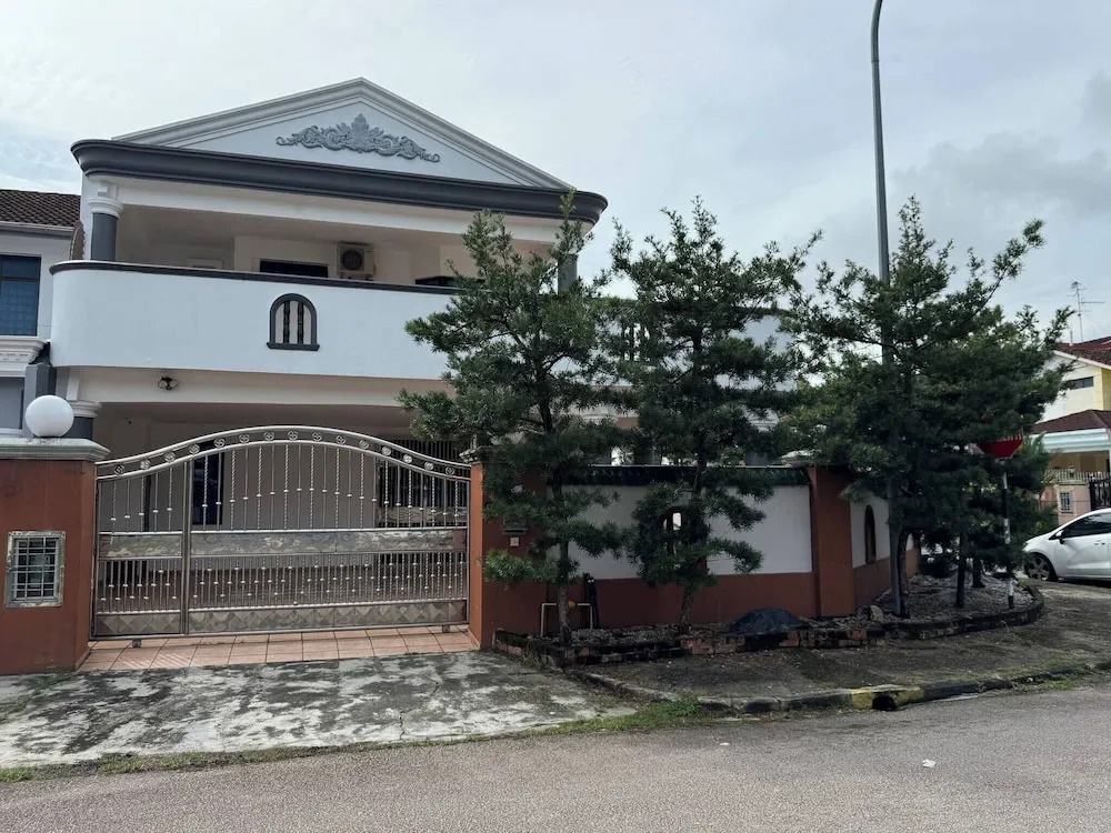 Cozy Johor Bahru Home With Family Room and Unblock Balcony View
