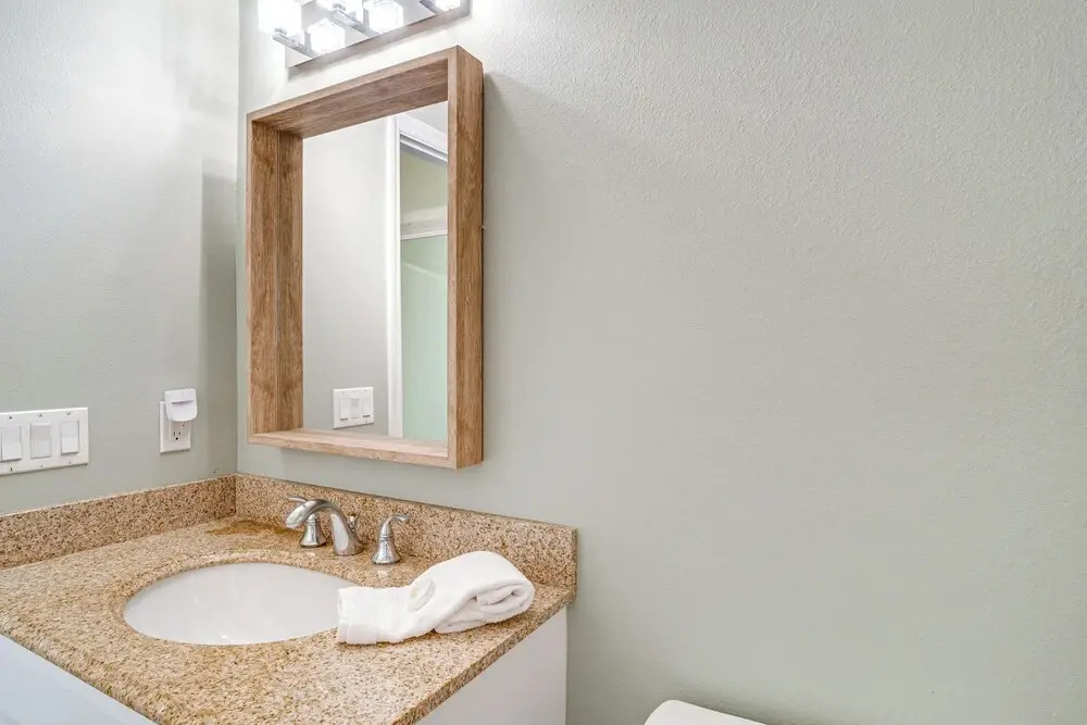 Bright Sarasota Bungalow - 5 Mi to Siesta Beach!