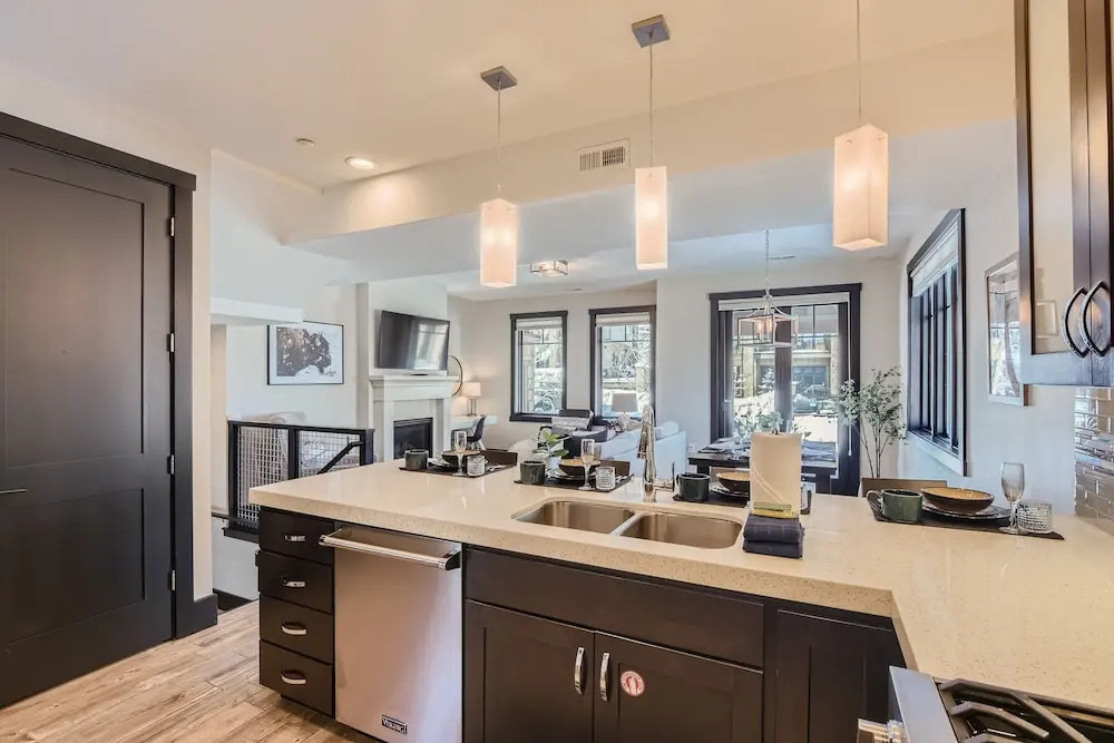 Blackstone Mountain Retreat #21! Walk To The Lifts! 4 Bedroom Apts by RedAwning