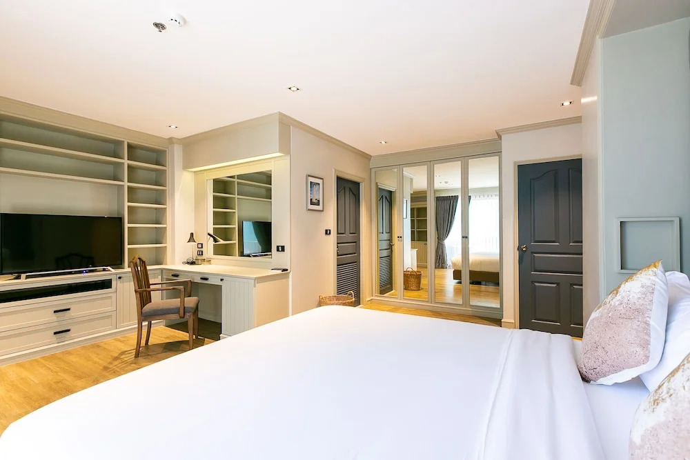 Your Private Oasis Stylish 2br With Spacious Living Room and Pool Access