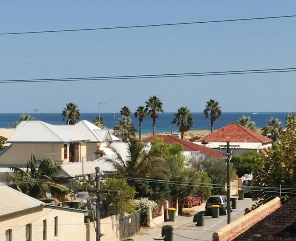 Ocean Sunsets - 2 bedroom converted warehouse apartment