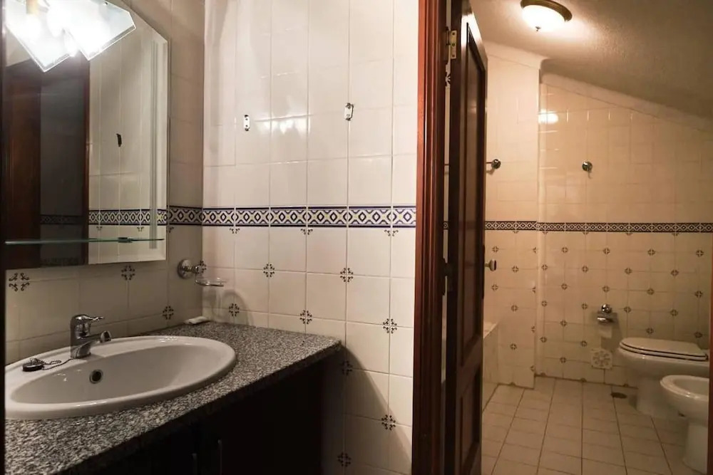 19th Centry Farmhouse Getaway - Sleep 12-14 w Pool