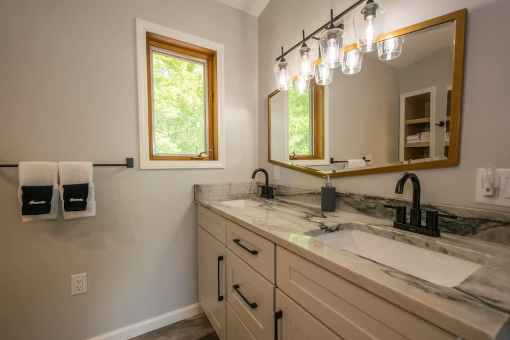 Mountain View 3BR w Sunroom Close to Ski Trails