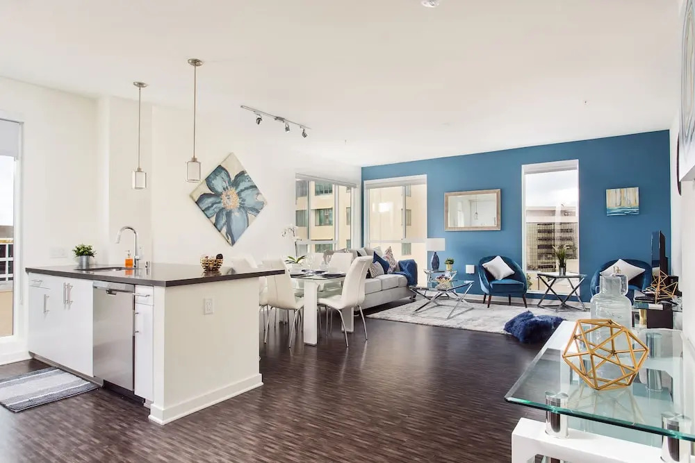 Luxurious 2BD & Den Hollywood Apartment
