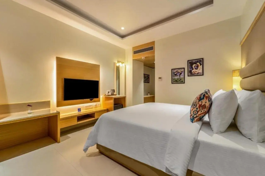 Shyama Sarovar Portico