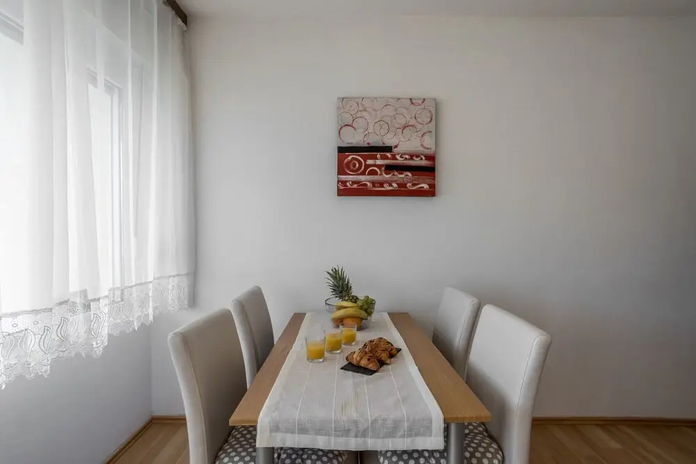 Spacious apartment with three double bedrooms