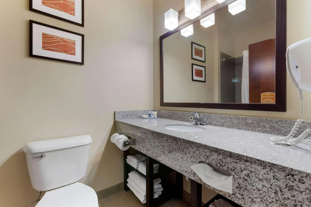 Comfort Inn & Suites Page at Lake Powell