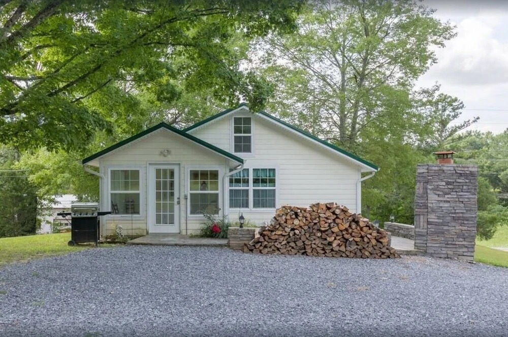 A Mountain Cottage 2 Bedroom Cabin by RedAwning