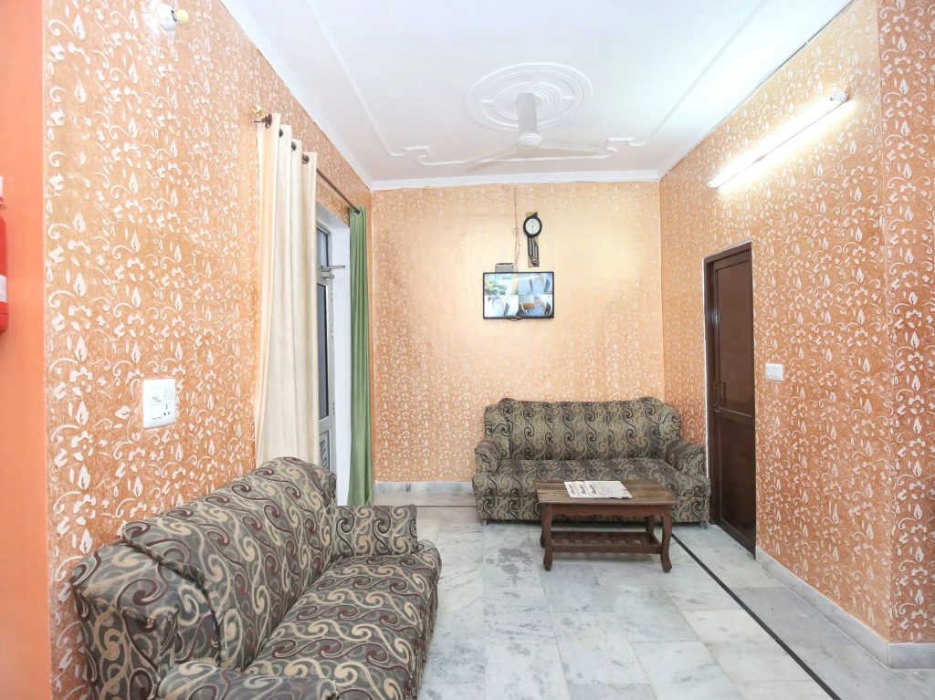 OYO 11886 Hotel Crystal