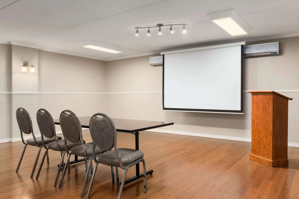 Travelodge by Wyndham Owen Sound ON