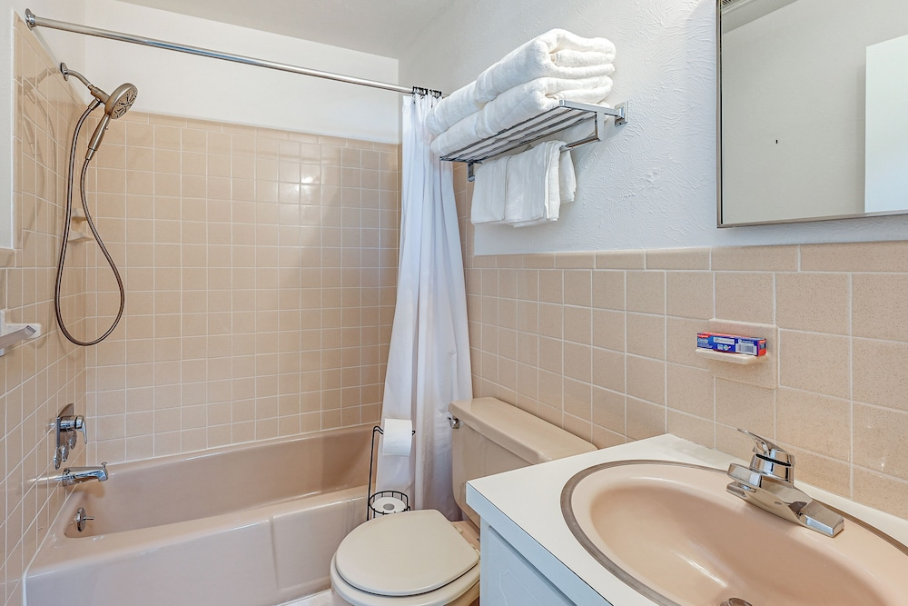 2 Blocks to Beach & Boardwalk: Ocean City Condo