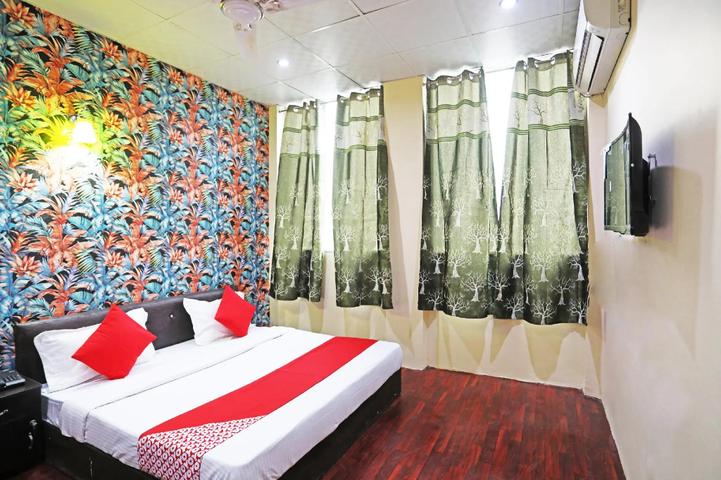 OYO 42070 Hotel Platinum Inn