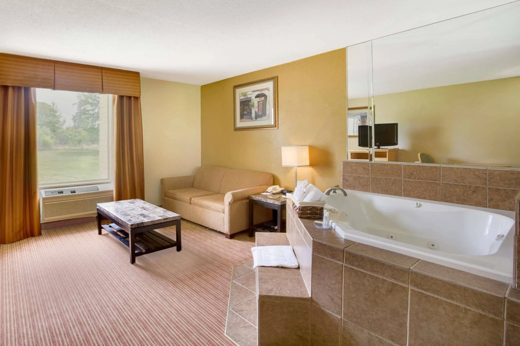 Отель Four Points by Sheraton Charlotte Airport