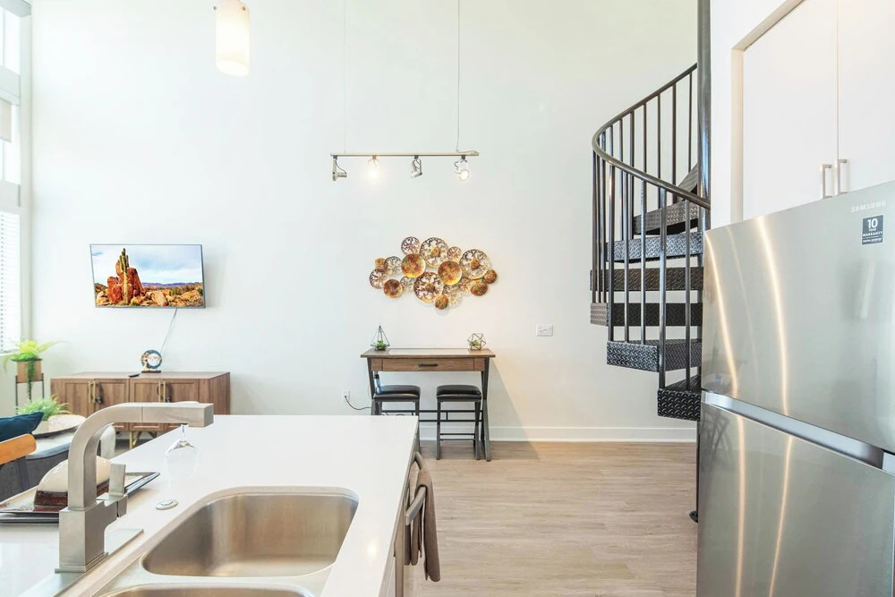 King Bed - Top Floor 2sty Loft - Parking 4058
