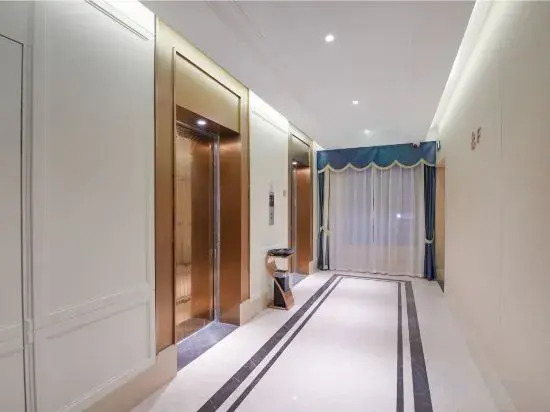 Vienna Hotel (Zhuji Station Baolong Plaza)