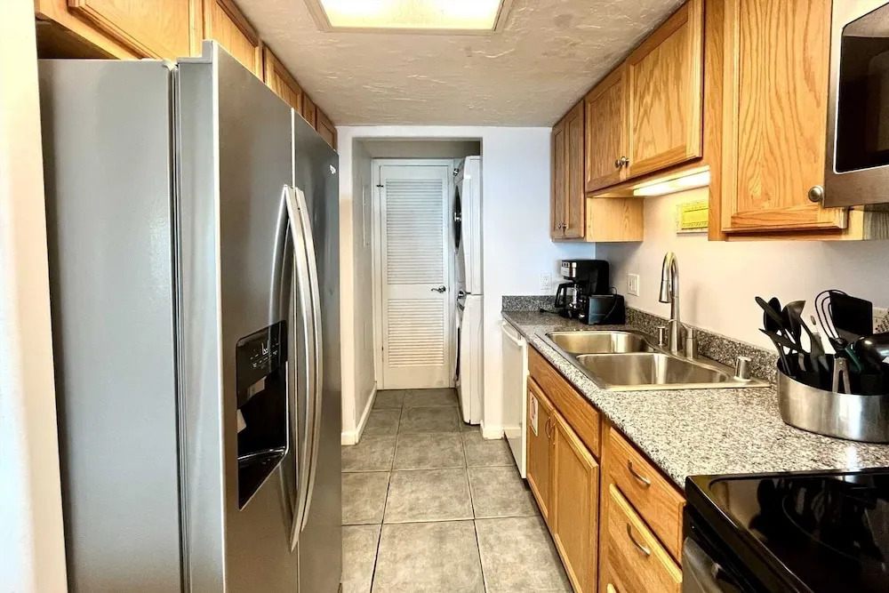 Castaways 9c 2 Bedroom Condo by RedAwning