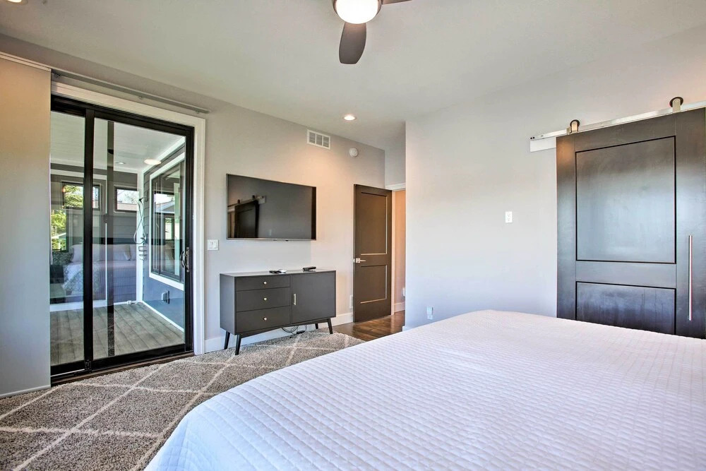 Sunroom + Hot Tub! Waterfront Silver Lake Home
