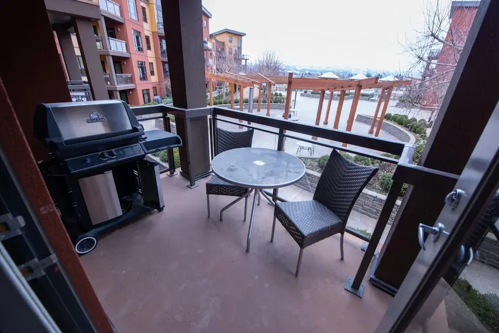 Bright Apartment Facing Pool Area #423