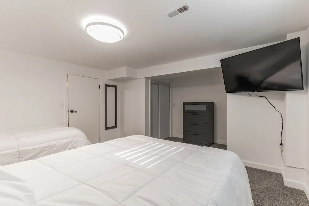 Beautiful Home With Private Hot Tub Close To Everything 4 Bedroom Residence by Redawning