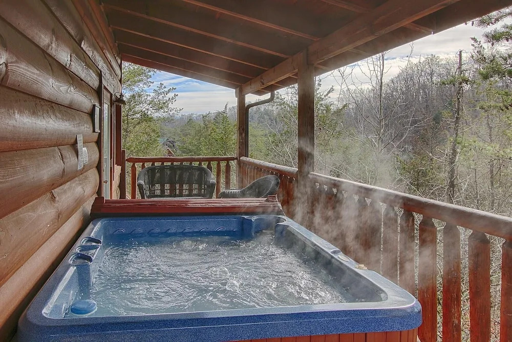 Airport Runway 33 3BR Cabin-Sleeps 10-Near Pigeon Forge FREE Tickets-1 Mile to Downtown