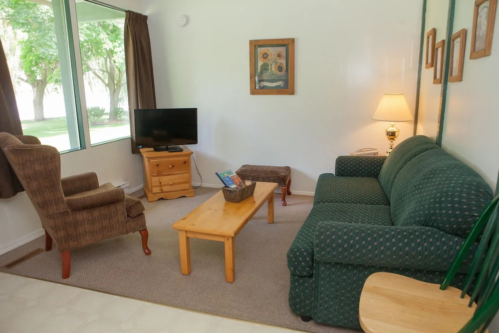 The Lakeside Resort