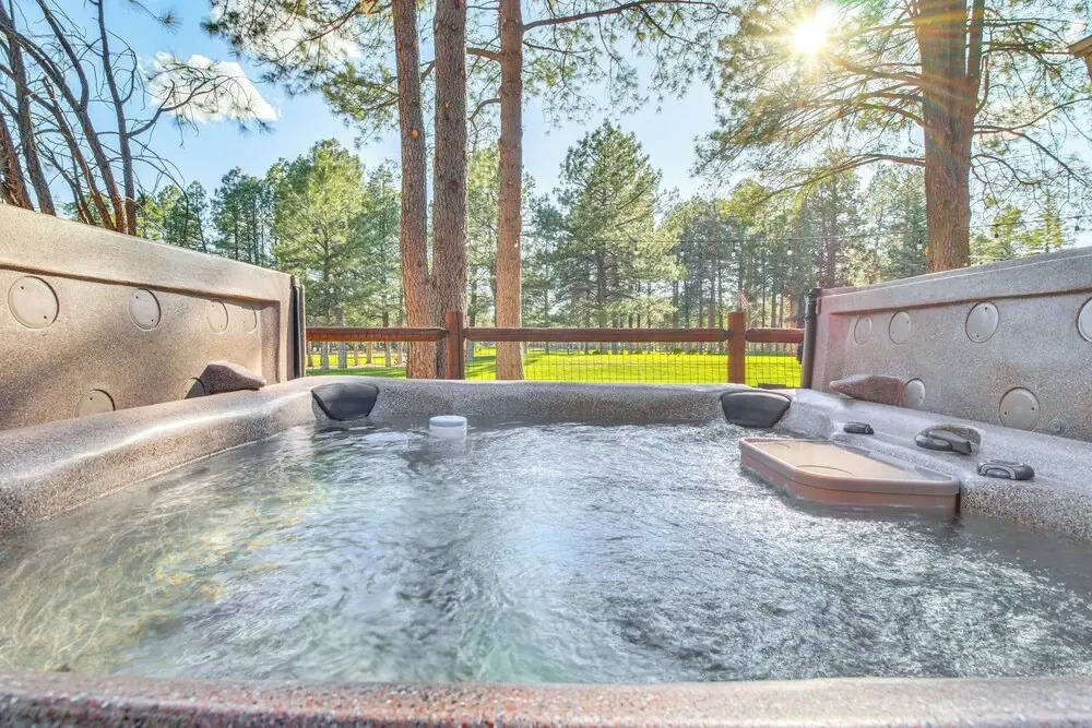 Golf Course Getaway & Hot Tub Haven in Pinetop!