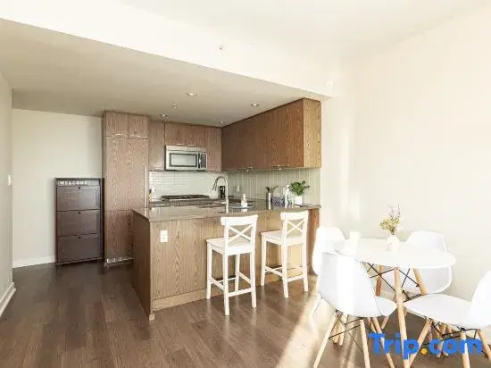 Coquitlam Center Bright & Modern 1BR Parking included Steps to SkyTrain | Pool & Gym